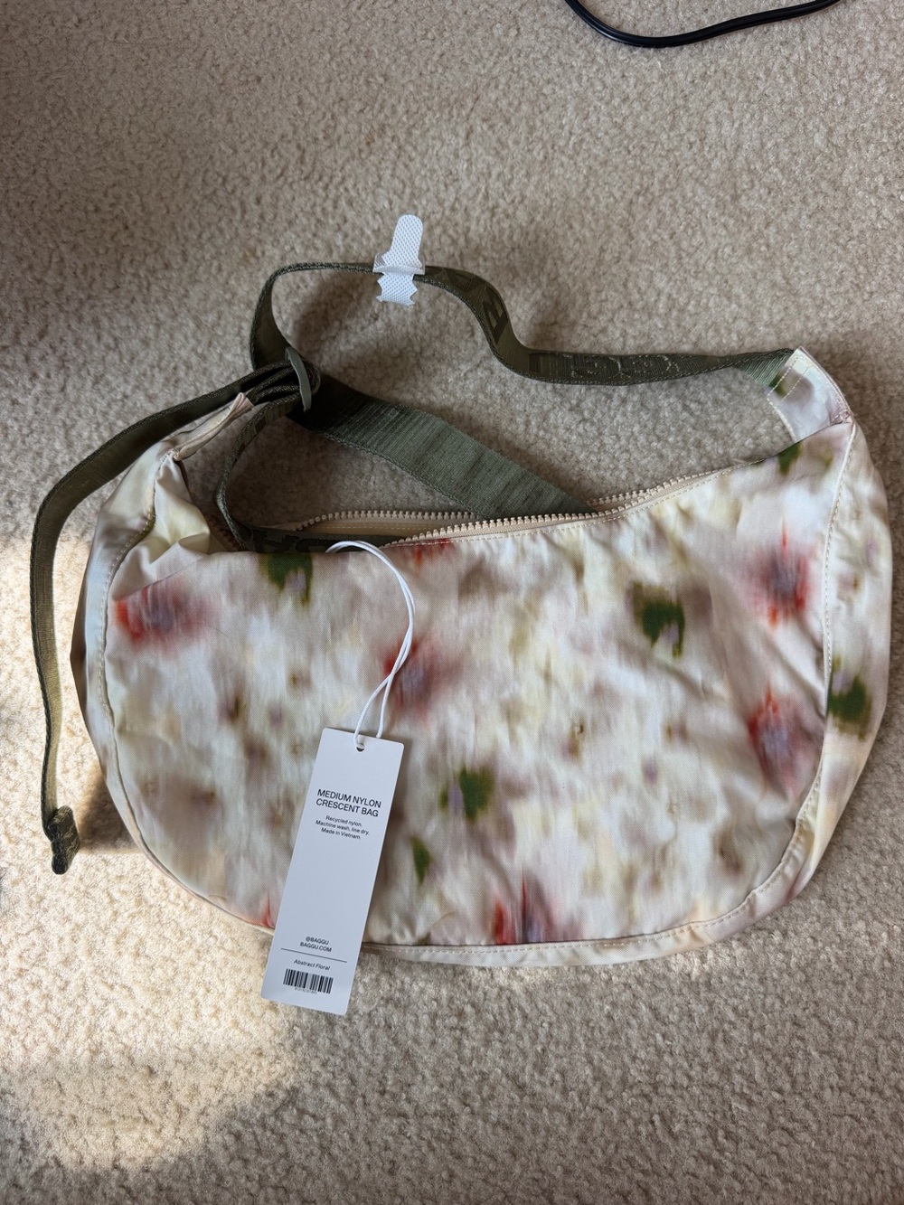 NWT medium baggu crescent bag in abstract floral